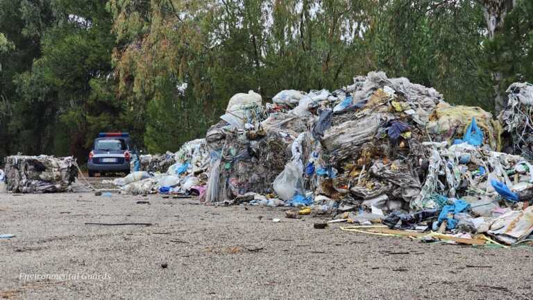 Galleria foto 'Manfredonia, mille quintali di rifiuti abbandonati a ridosso di una spiaggia: sequestrata l’area – FOTO' - foto 13