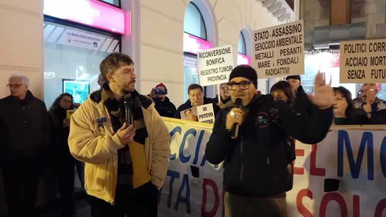 Michele Riondino in piazza con gli ambientalisti a Taranto: «Ora ricominciamo a parlare»