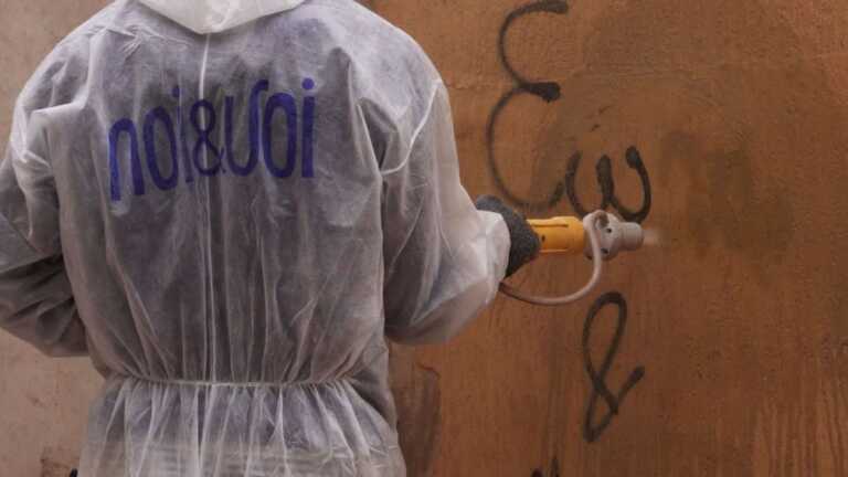 Taranto, 15 detenuti ripuliscono le pareti imbrattate da graffiti: il progetto di giustizia riparativa
