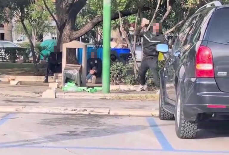 Bari, lancia sassi contro un’auto in piazza Moro. La denuncia: «Servono più presidi di sicurezza» – VIDEO