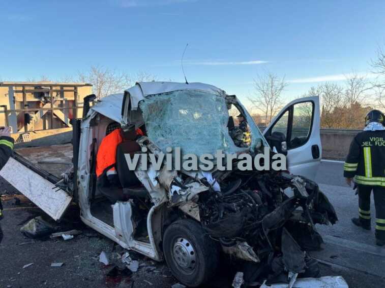 Scontro tra un furgone e un camion sulla statale 100 a Gioia del Colle: un morto e due feriti