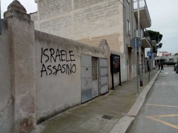 Scritte contro Israele spuntano sui muri di Cassano: una anche davanti al Parco della Rimembranza