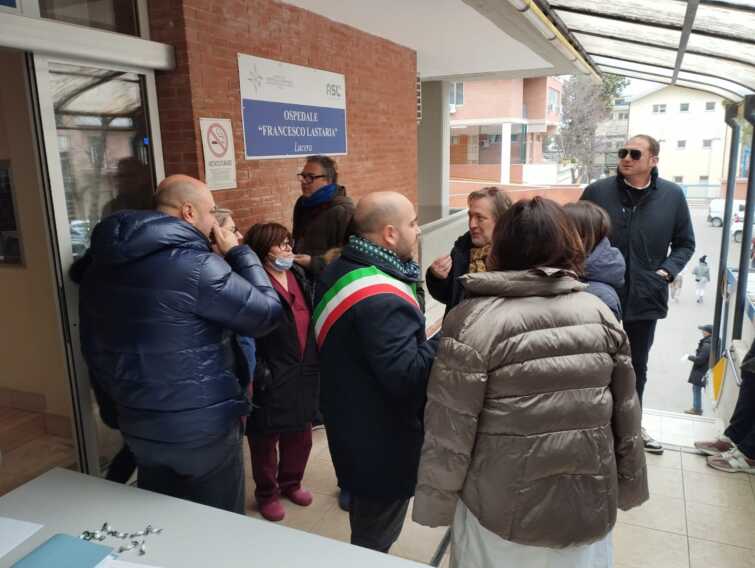Galleria foto 'Lucera, il sindaco “occupa” il Lastaria: «Basta con lo smantellamento dell’ospedale»' - foto 1
