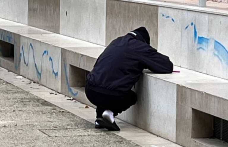 Bari, sniffa droga in pieno giorno al quartiere Libertà. La denuncia: «Raccapricciante»