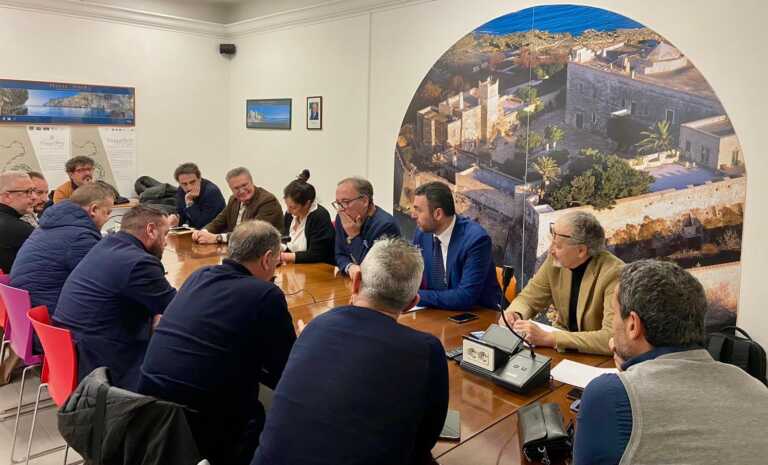Rilancio del chimico a Brindisi, Delli Noci incontra i sindacati: «Chiederemo a Urso un tavolo nazionale»