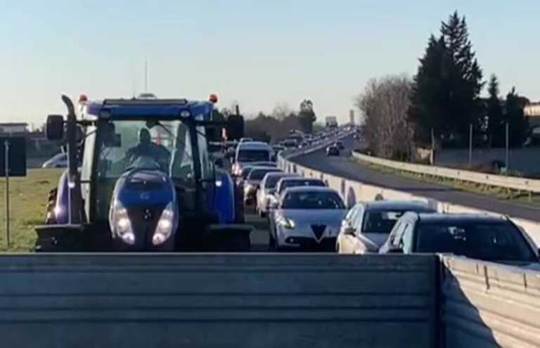 La protesta degli agricoltori si sposta nel Salento: centinaia di trattori invadono le strade di Lecce – VIDEO
