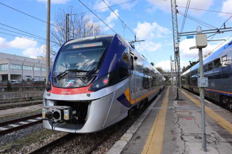 Treni sabotati a Bologna e Pesaro: ritardi e cancellazioni anche in Puglia. Fs: «Gravi danni all’infrastruttura»