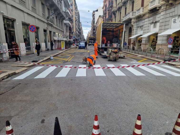 Blindato il primo isolato di via Calefati a Bari: «Perché e per quanto tempo? C’è una minaccia?»