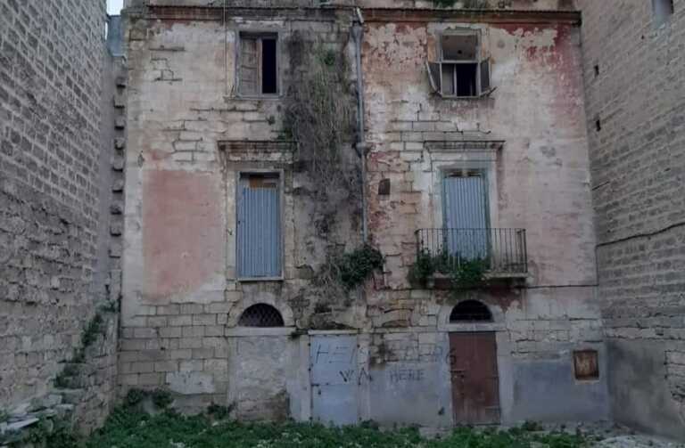 Barletta finisce tra i “Viaggi del degrado”: la casa di via Milano è «tana per roditori e volatili»