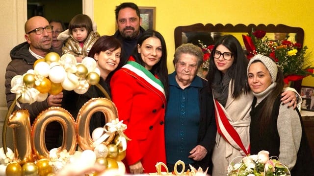 Galleria foto 'Monteroni di Lecce, cento anni portati splendidamente. Buon compleanno nonna Graziella' - foto 1