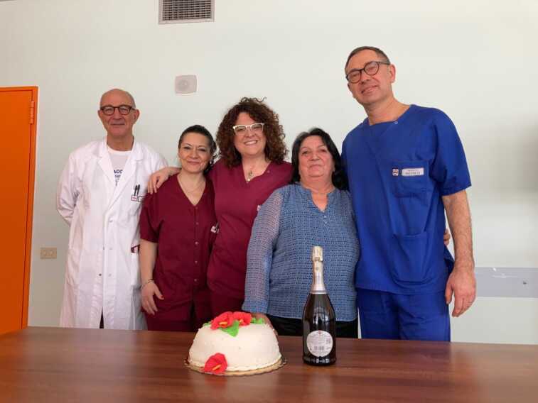 Matera, a 25 anni dal trapianto festeggia con i sanitari che la seguono: «Per me è un secondo compleanno»