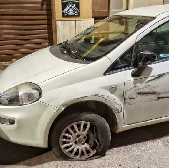 Galleria foto 'Follia a Bari, con un Suv travolge le auto parcheggiate al quartiere San Pasquale: «Una scena da Gta» – VIDEO' - foto 1
