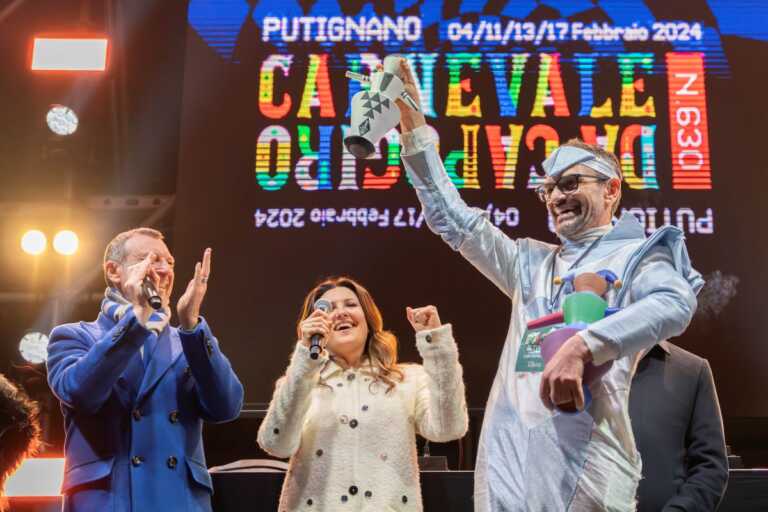 Putignano, il Carnevale mantiene le promesse: è davvero “da capogiro”. Amadeus: «Pazzesco» – VIDEO