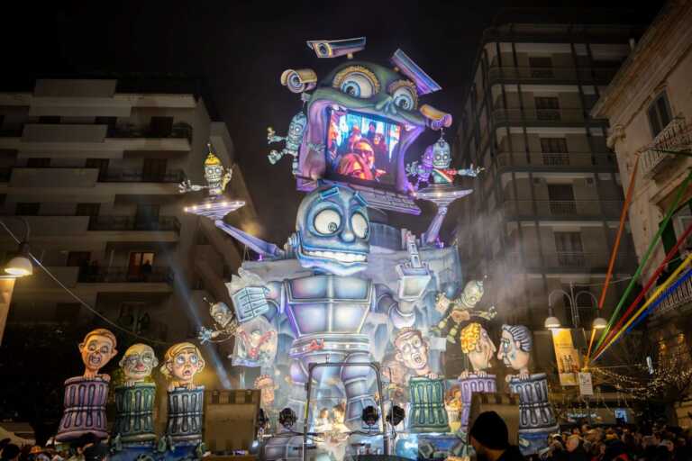 Galleria foto 'Putignano, il Carnevale mantiene le promesse: è davvero “da capogiro”. Amadeus: «Pazzesco» – VIDEO' - foto 5