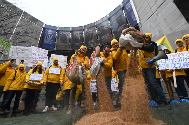 Agricoltori pugliesi in piazza a Bruxelles contro le politiche Ue: «A rischio un terzo della produzione»