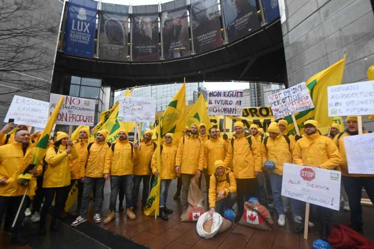 Galleria foto 'Agricoltori pugliesi in piazza a Bruxelles contro le politiche Ue: «A rischio un terzo della produzione»' - foto 3
