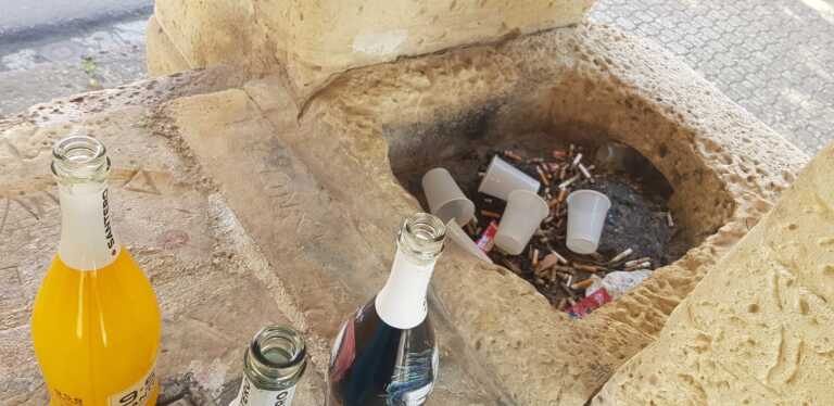 Galatina, Trozza sommersa dall’immondizia. Il pozzo storico diventa pattumiera: «Incivili scatenati»