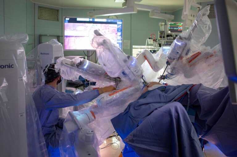 Bari, tumore al colon-retto trattato con il robot Hugo all’ospedale “Santa Maria”: è la prima volta in Puglia