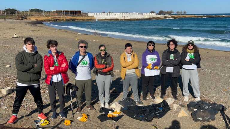 Galleria foto 'Volontari a Brindisi scendono in spiaggia per pulirla ma non possono farlo' - foto 1