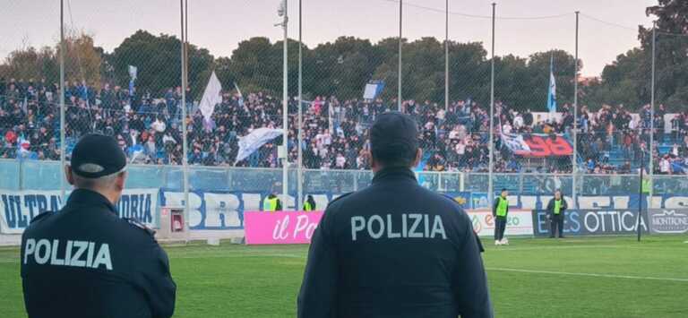 Galleria foto 'Bombe carta e petardi durante la gara di calcio contro l’Avellino. Daspo per 17 tifosi dell’Andria' - foto 1