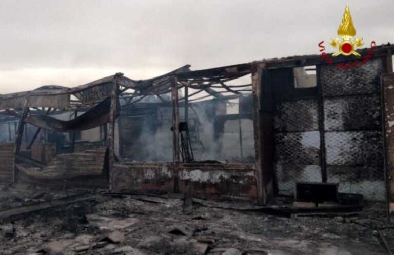 Manfredonia, a fuoco lo stabilimento balneare Playa del Sol: indagini in corso