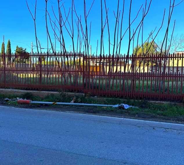 Galleria foto 'Sannicandro di Bari, vandali abbattono dispositivi che controllano la viabilità stradale' - foto 2
