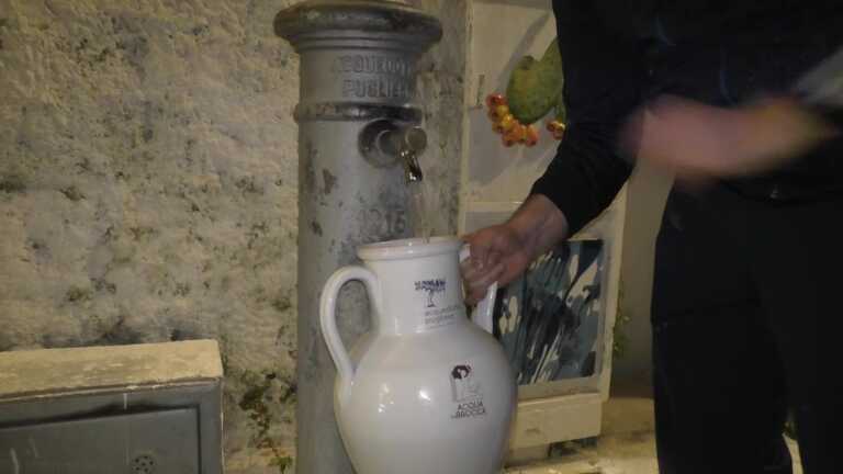 L’acqua del rubinetto per i turisti che soggiornano in Puglia: «Diamo valore all’ambiente» – VIDEO