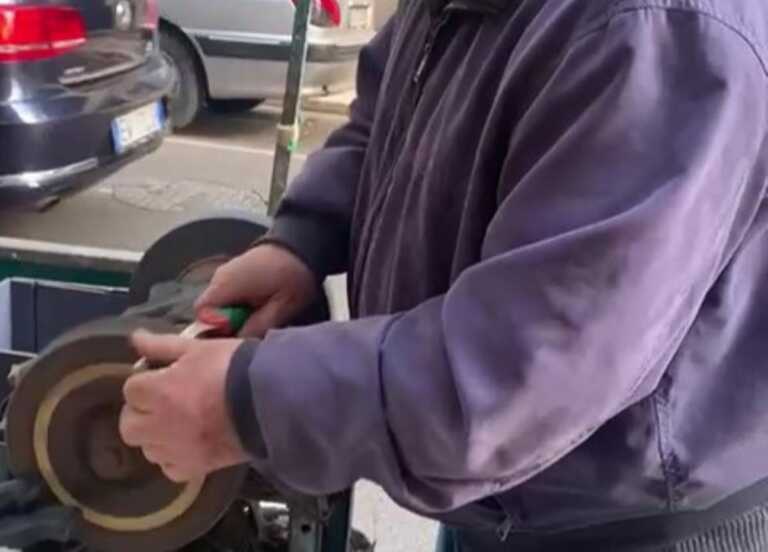 Gaetano, l’ultimo affilacoltelli di Bari: «Ormai questo mestiere non lo fa più nessuno» – VIDEO