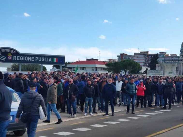 La protesta degli agricoltori a Bari: in 500 davanti alla sede del Consiglio regionale della Puglia