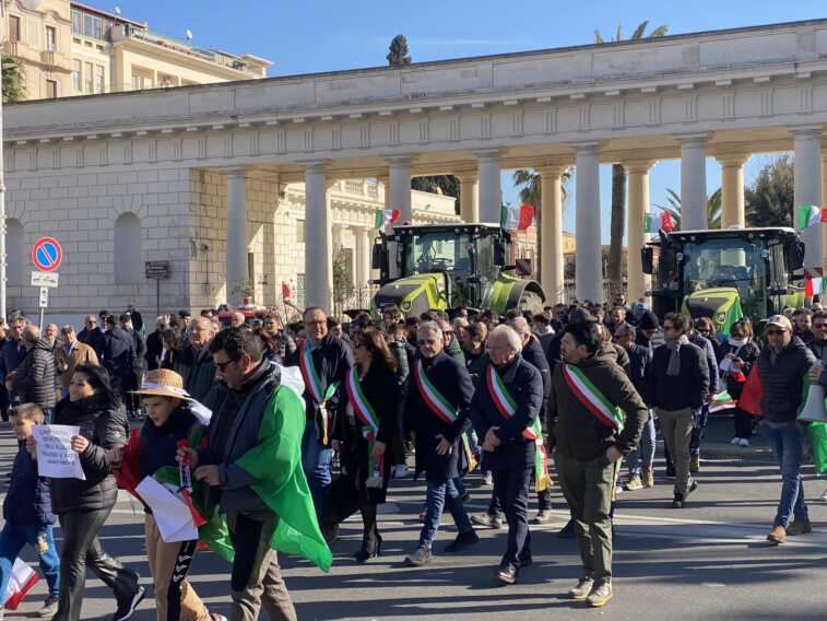 Sindaci, studenti e cittadini con gli agricoltori: a Foggia circa 200 persone. A Brindisi trattori in marcia