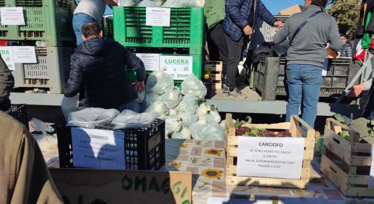 Lucera, il presidio dei trattori davanti alla villa comunale: agricoltori regalano ortaggi, frutta e farina