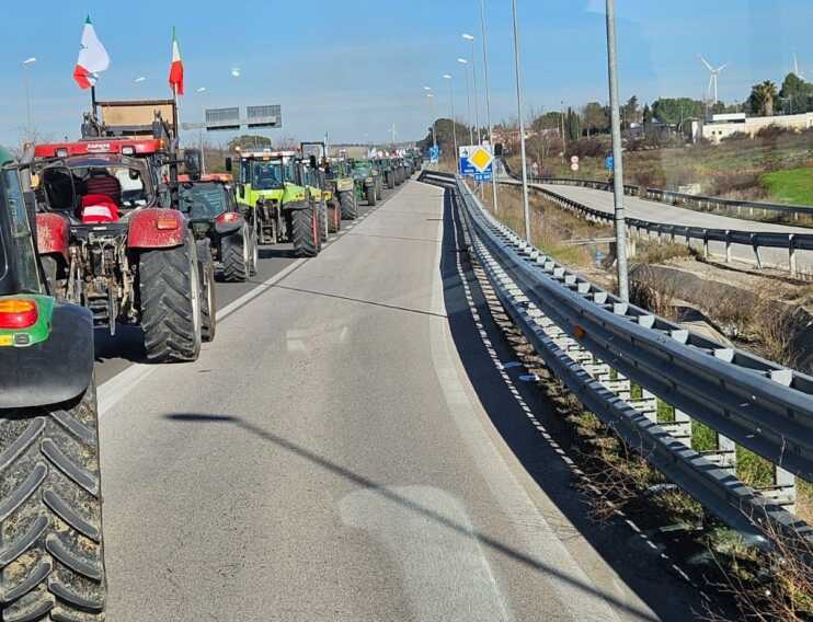 La protesta degli agricoltori: quasi 300 trattori in marcia da Matera alla Puglia. A Cerignola un presidio fisso