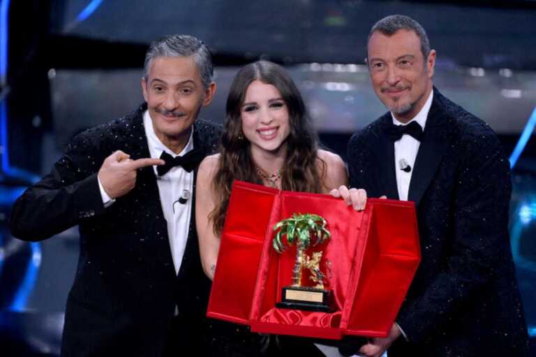 Lagonegro, brindisi e caroselli di auto per Angelina Mango. Il sindaco: «Ti consegniamo le chiavi della città»