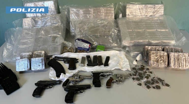 Rutigliano, in un locale nascondeva sei pistole e diversi chili di droga: arrestato un giovane