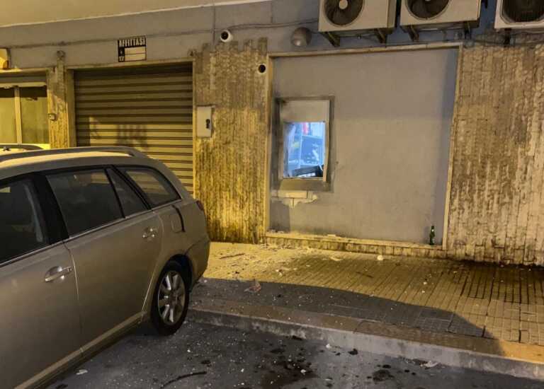 Canosa, assalto al bancomat con l’esplosivo: ladri in fuga col bottino, sull’asfalto chiodi a tre punte – FOTO