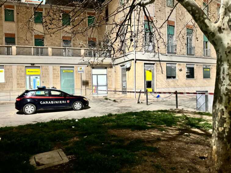 Cerignola, assalto al postamat con l’esplosivo ma qualcosa va storto: fallisce la rapina