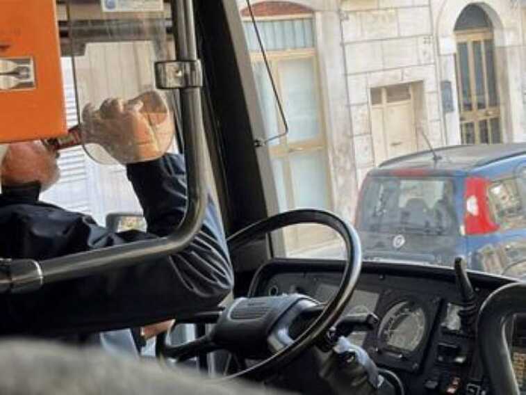 Beve una birra mentre guida l’autobus: multato un autista delle Ferrovie del Gargano