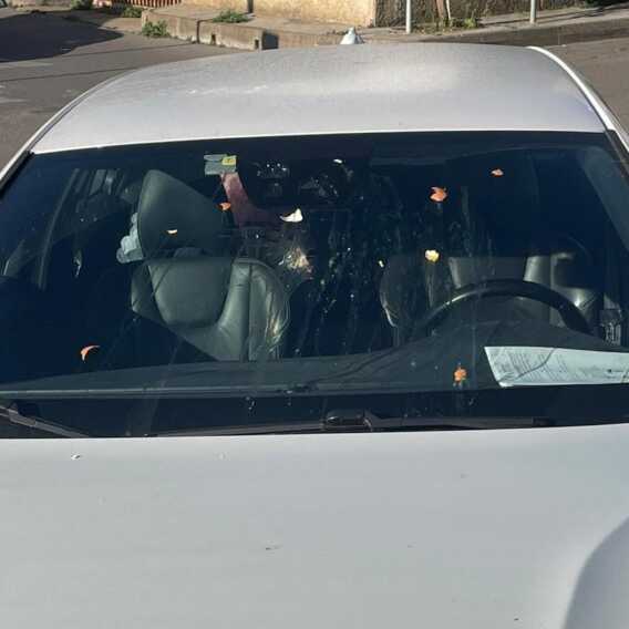 Taranto, uova contro l’auto del sindaco di Ginosa Marina. Parisi: «Gesti idioti»