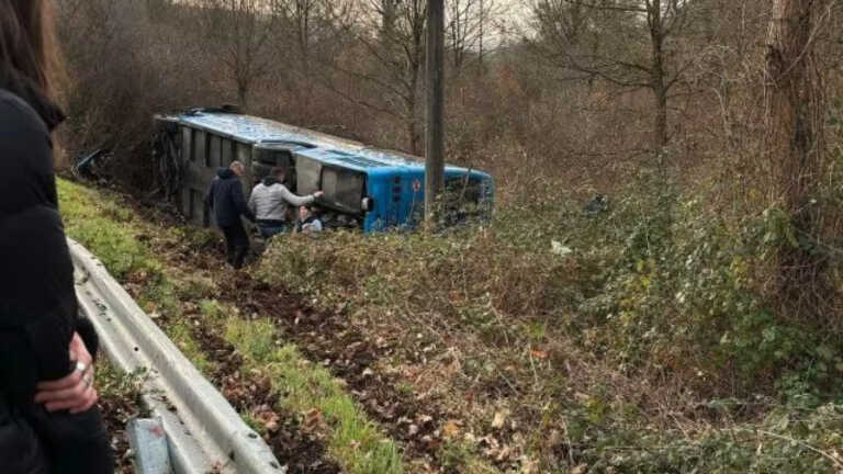 Tragedia sfiorata nel Potentino: un autobus con a bordo 40 studenti si ribalta a Baragiano