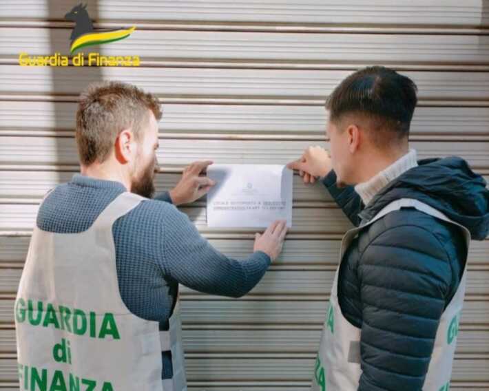 Un’autocarrozzeria abusiva allestita in un garage privato ad Andria: sigilli a locale e attrezzi – FOTO