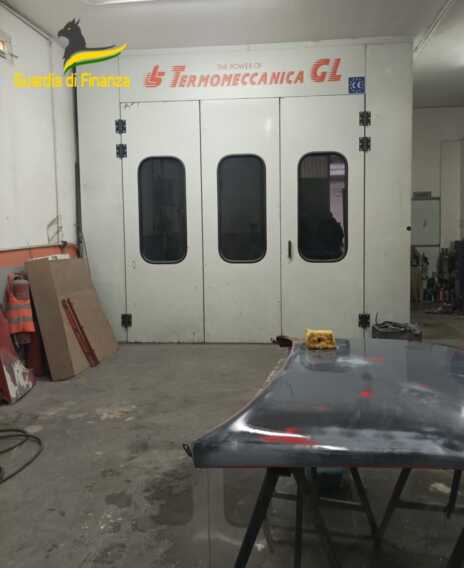 Galleria foto 'Un’autocarrozzeria abusiva allestita in un garage privato ad Andria: sigilli a locale e attrezzi – FOTO' - foto 1