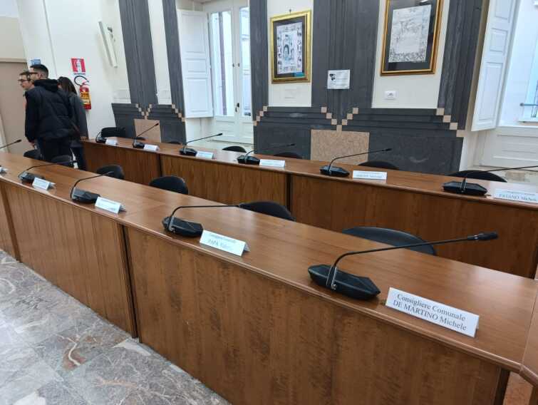 Maggioranza sull’Aventino, salta la mozione di sfiducia. L’opposizione: «Negato il dibattito democratico»