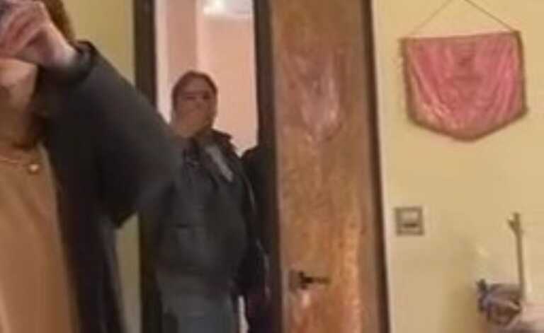 Brindisi, il «bacio di sfida» dopo la manifestazione contro la chiusura del Cav. La replica: «Solo un saluto» – VIDEO