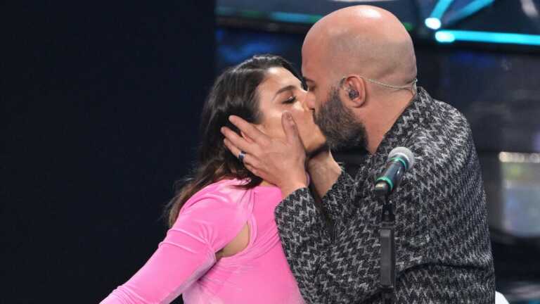 Sanremo: la lucana Mango in testa alla top5, terza Alessandra Amoroso. Il bacio tra Emma e Sangiorgi