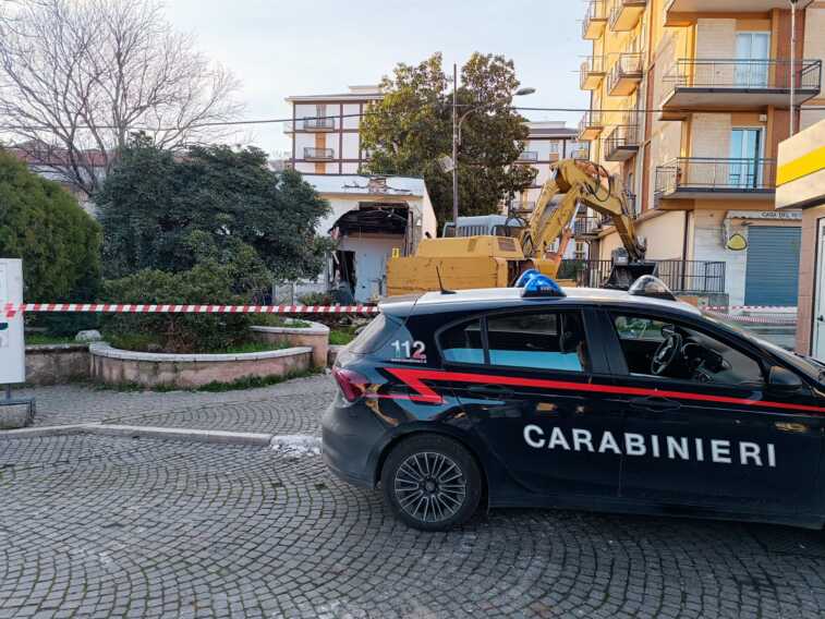 Assalto al bancomat con un escavatore a San Marco in Lamis. Bottino da 325mila euro – VIDEO