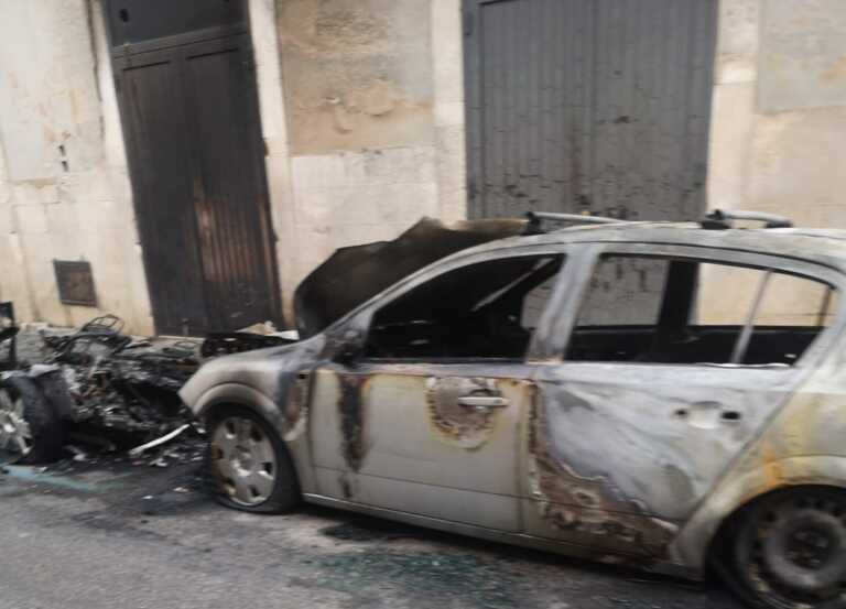 Galleria foto 'Una notte di fuoco a Bitonto, incendiate quattro auto in centro: si indaga' - foto 1