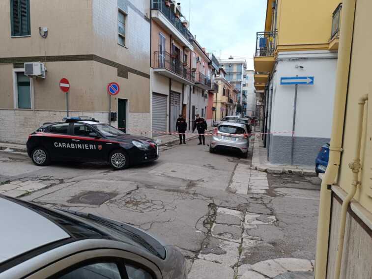 Esplosione nella notte a San Severo: una bomba carta danneggia un’auto e un portone. Indagini in corso – VIDEO