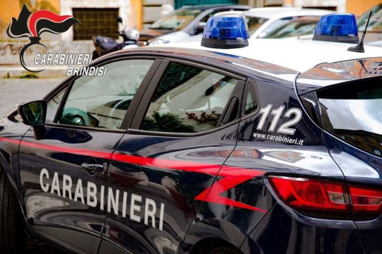 Brindisi, minaccia la dipendente della banca con un coltellino e aggredisce un cliente: arrestato
