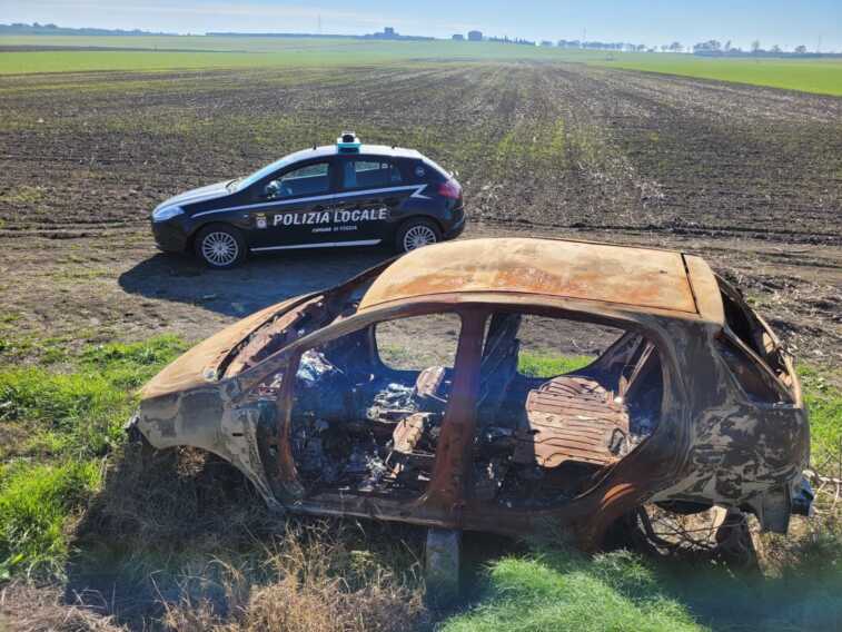 Galleria foto 'Altre carcasse d’auto a Foggia. Sono 46 quelle recuperate in 3 mesi' - foto 1