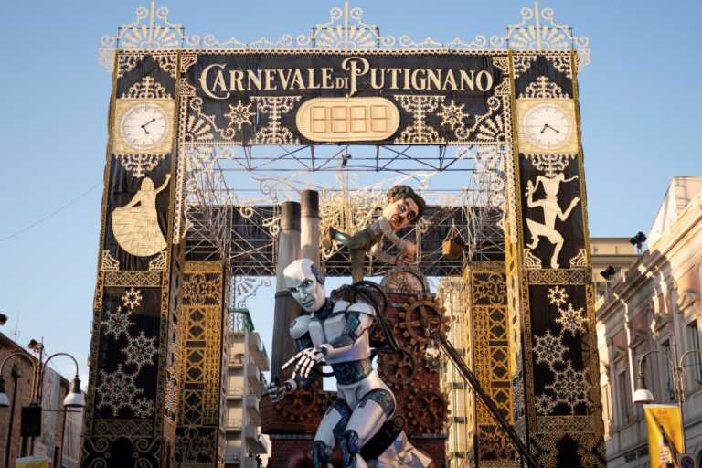 Carnevale di Putignano, un vortice di divertimento: arriva Ernia e, a sorpresa, la mitica DeLorean